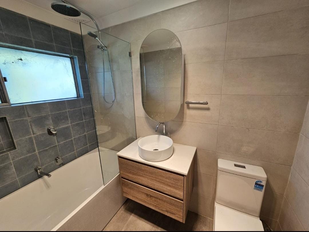 Ensuite renovation with wall-hung vanity and bath by Endeavour Plumbing Group